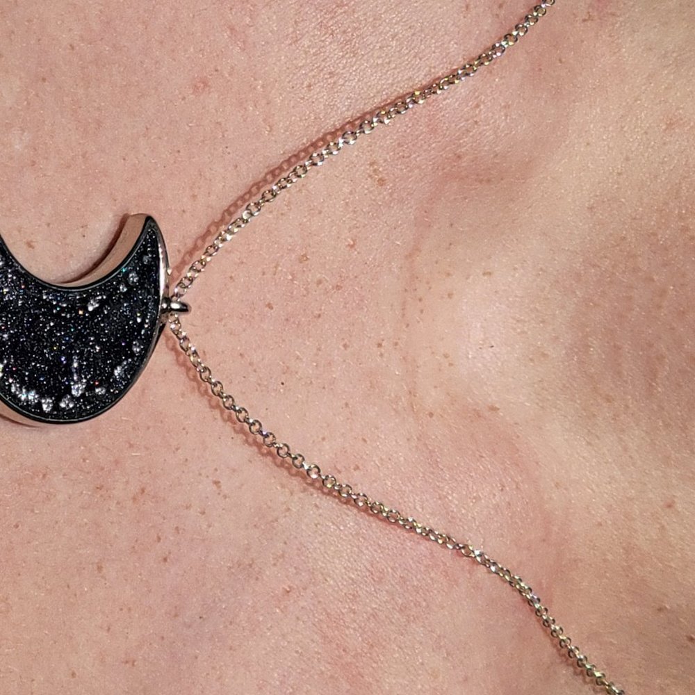 Galaxy cresant moon resin neckalce - Picture 2 of 2